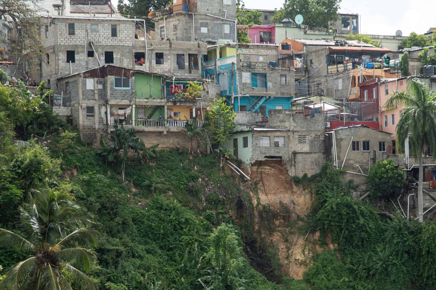 Mucha gente vive enganchada en una loma.