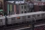 Vídeo capta a ocho jóvenes “surfeando” en el tren de Nueva York Vídeo capta a ocho jóvenes “surfeando” en el tren de Nueva York