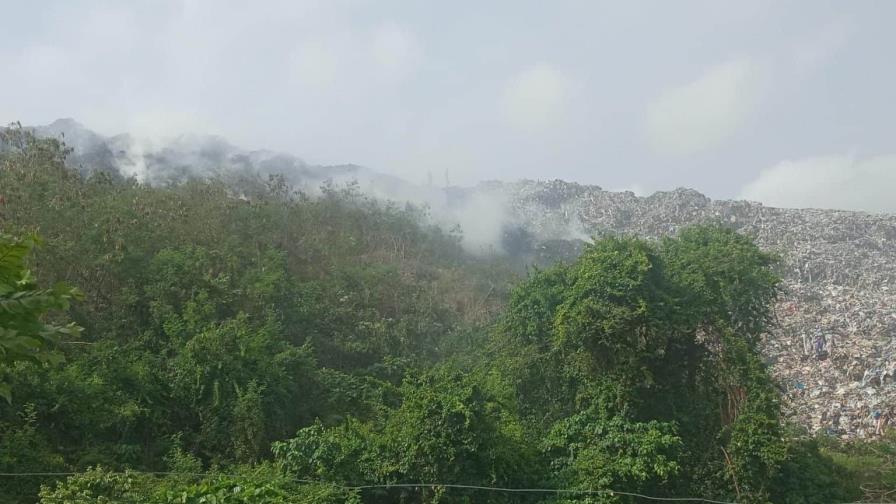 Fuego afectó este lunes vertedero de Moca