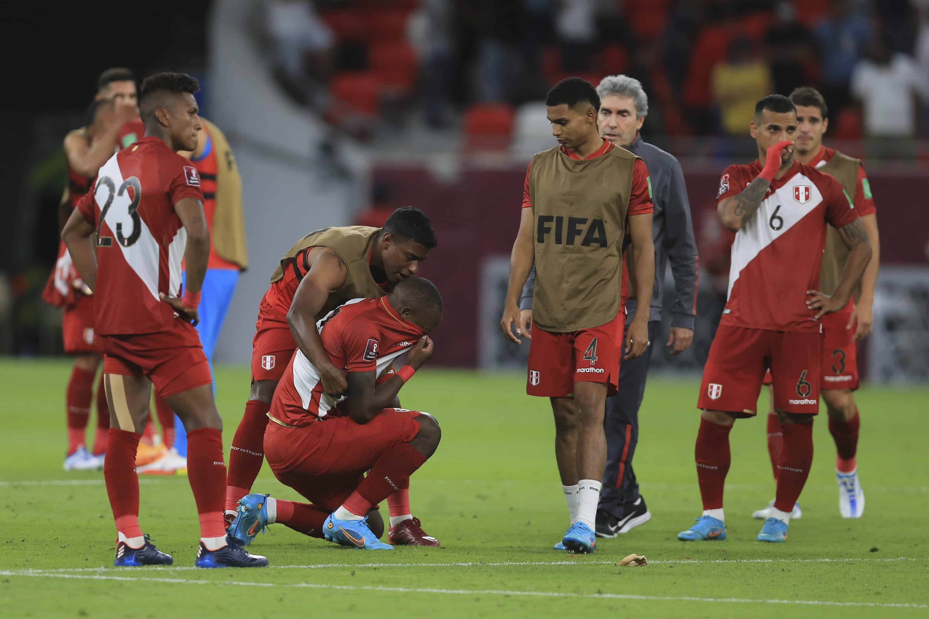 Los jugadores de Perú desconsolados tras perder 5-4 ante Australia en el repechaje intercontinental por una plaza a la Copa Mundial, en Al Rayyan, Qatar, el lunes 13 de junio de 2022. 