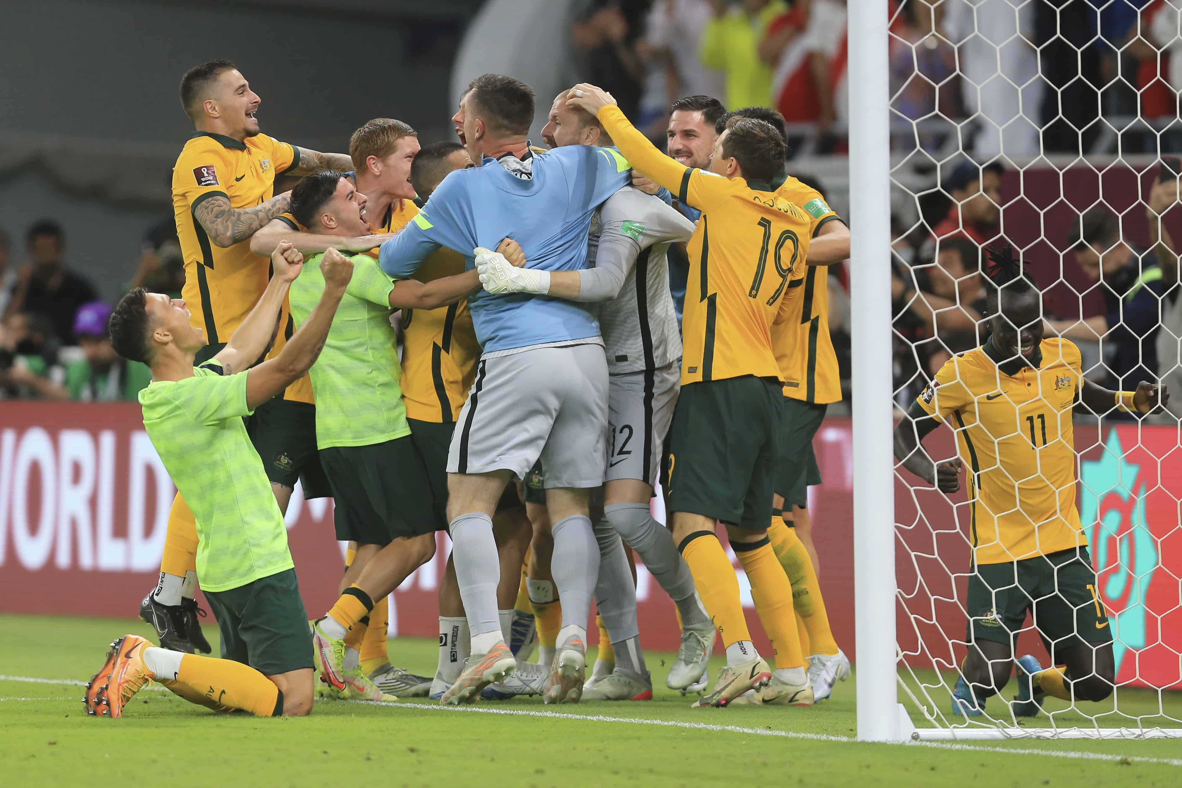 Los jugadores de Australia festejan la victoria 5-4 sobre Perú por penales en el repechaje intercontinental por una plaza a la Copa Mundial, en Al Rayyan, Qatar, el lunes 13 de junio de 2022. 