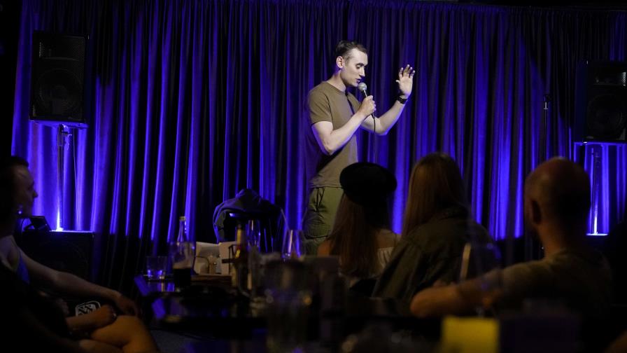 Humor ayuda a ucranianos a lidiar con el trauma de la guerra