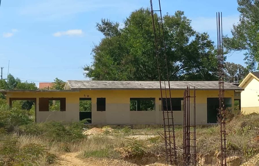 Construcción de centro educativo en Guaymate está paralizada por falta de pago