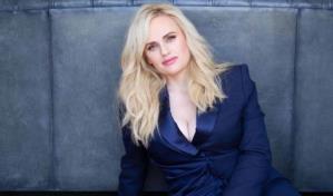 Peri&oacute;dico se disculpa por presionar a la actriz Rebel Wilson para salir del cl&oacute;set