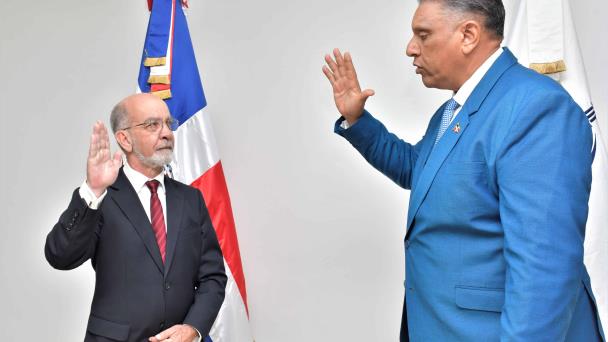 Ministro de Interior juramenta al politólogo Daniel Pou como director del Centro Análisis de Datos