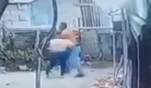Video capta momento hombre apu&ntilde;ala mujer