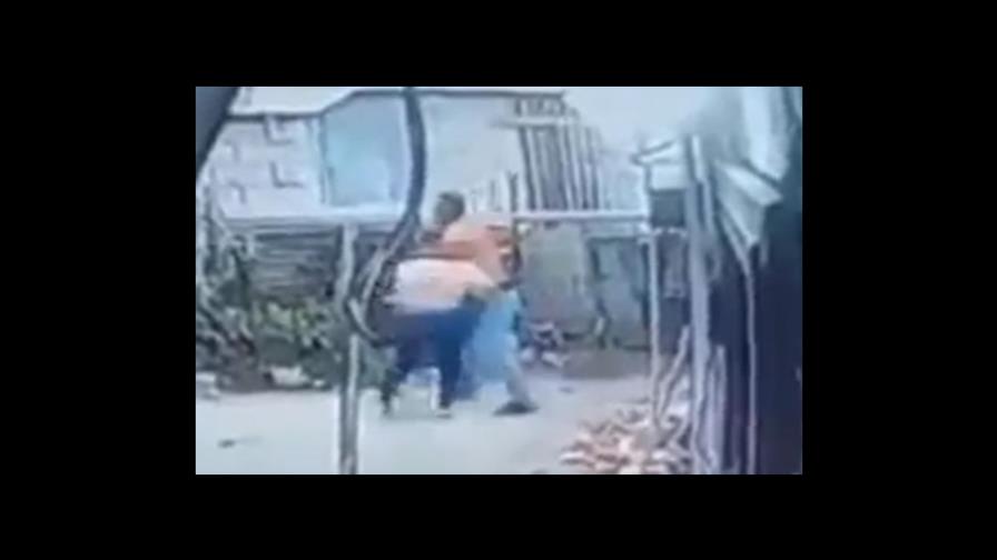 Video capta momento hombre apuñala mujer