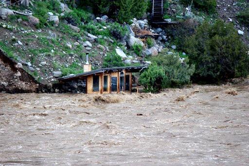 Inundaciones paralizan a comunidades cerca de Yellowstone