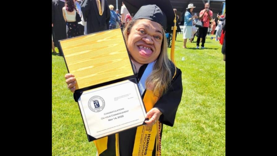 Dominicana con condición especial se gradúa de comunicación en California