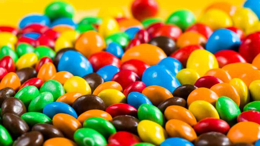 Dos operarios cayeron en el tanque de chocolate en una fábrica de M&Ms