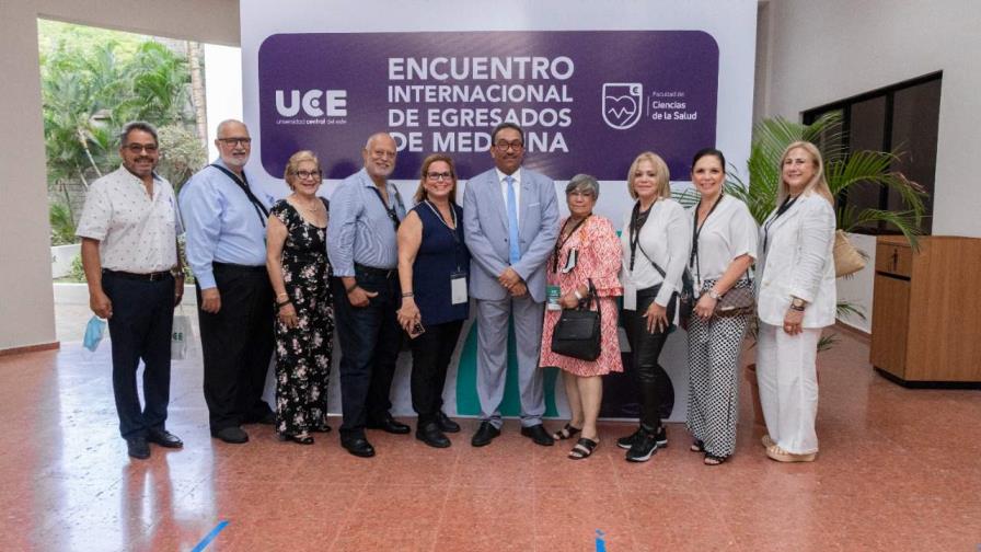 UCE realiza encuentro con egresados de su escuela de medicina