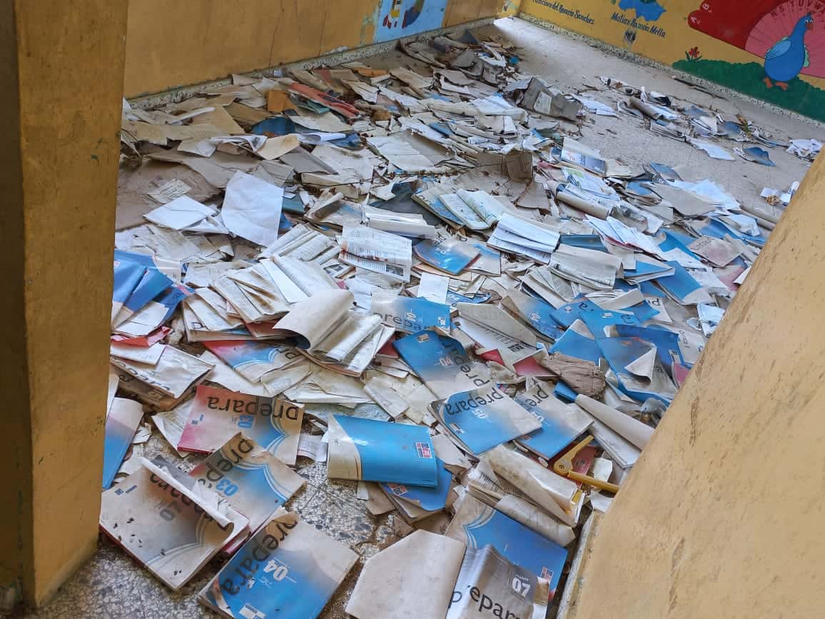 Los libros del Ministerio de Educación para la enseñanza escolar se encuentran abandonados en el interior del centro educativo.