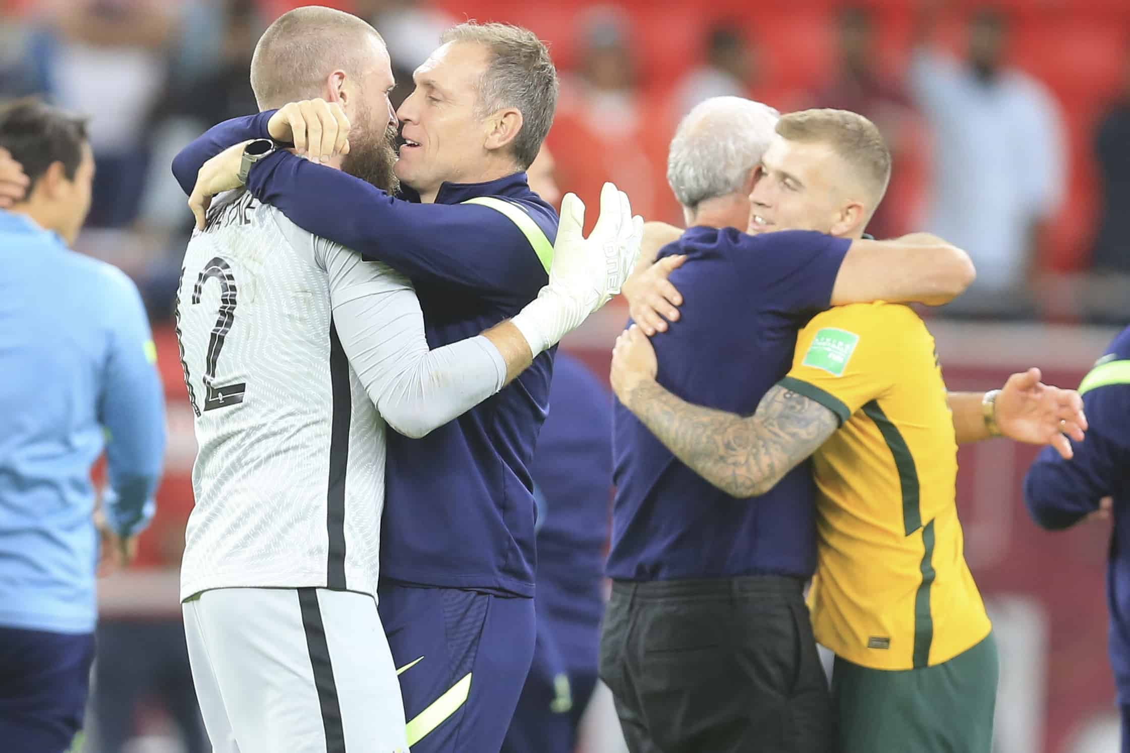 Los jugadores de Australia festejan la victoria 5-4 sobre Perú por penales en el repechaje intercontinental por una plaza a la Copa Mundial, en Al Rayyan, Qatar, el lunes 13 de junio de 2022. 