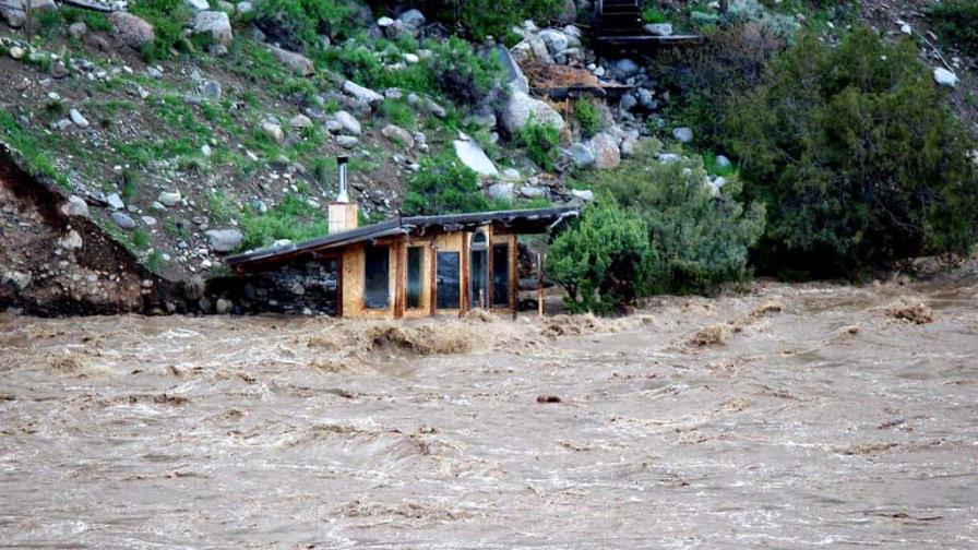 Inundaciones obligan evacuar 10,000 personas de Yellowstone Inundaciones obligan evacuar 10,000 personas de Yellowstone