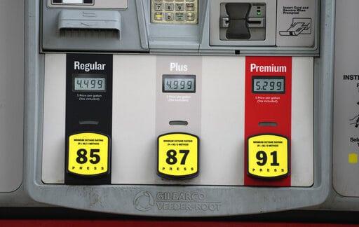 Biden pide a refinerías de EEUU aumentar producción y bajar precios de combustibles