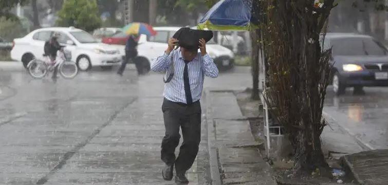 Guatemala: Lluvias provocan socavamientos y derrumbes