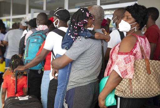 Vuelos chárter caros, la única opción para muchos haitianos