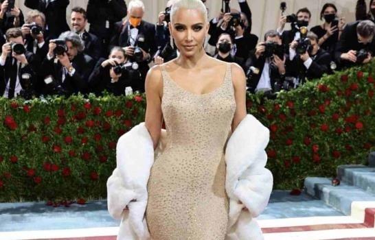 Sigue la polémica: acusan a Kim Kardashian de dañar vestido de Marilyn Monroe