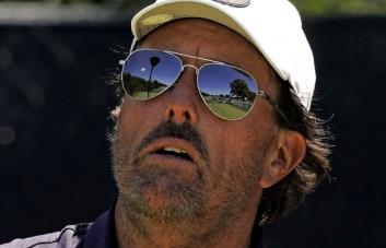 Los aplausos a Mickelson no devuelven normalidad al golf