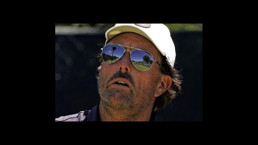 Los aplausos a Mickelson no devuelven normalidad al golf