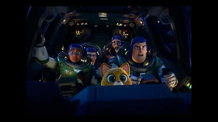 Los países que prohibirán película Buzz Lightyear por beso de dos personajes del mismo sexo