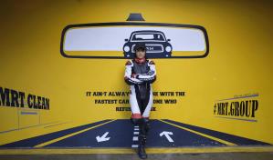 Una mujer iraní rompe barreras con su moto a 160 km/h