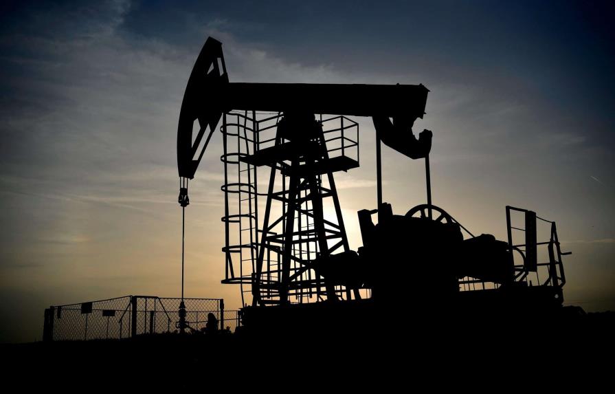 El petróleo de Texas baja un 7.9 % y cierra en 95.84 dólares el barril