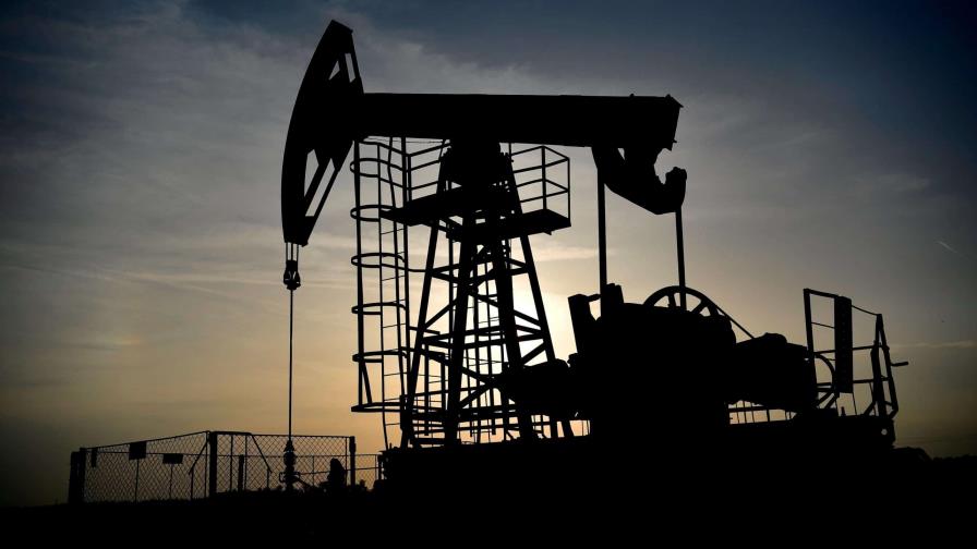 El petróleo de Texas baja un 7.9 % y cierra en 95.84 dólares el barril El petróleo de Texas baja un 7.9 % y cierra en 95.84 dólares el barril