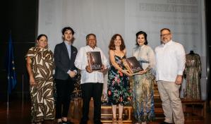Catálogo de Ser Oscar de la Renta presente en el Museo del Traje de Madrid