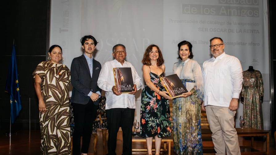 Catálogo de Ser Oscar de la Renta presente en el Museo del Traje de Madrid