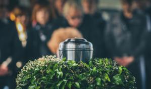 Mujer lanzó las cenizas de su suegra al río para vengarse de su ex