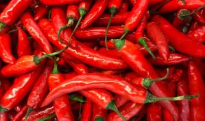 Hombre se comió tres ejemplares de los chiles más picantes en nueve segundos