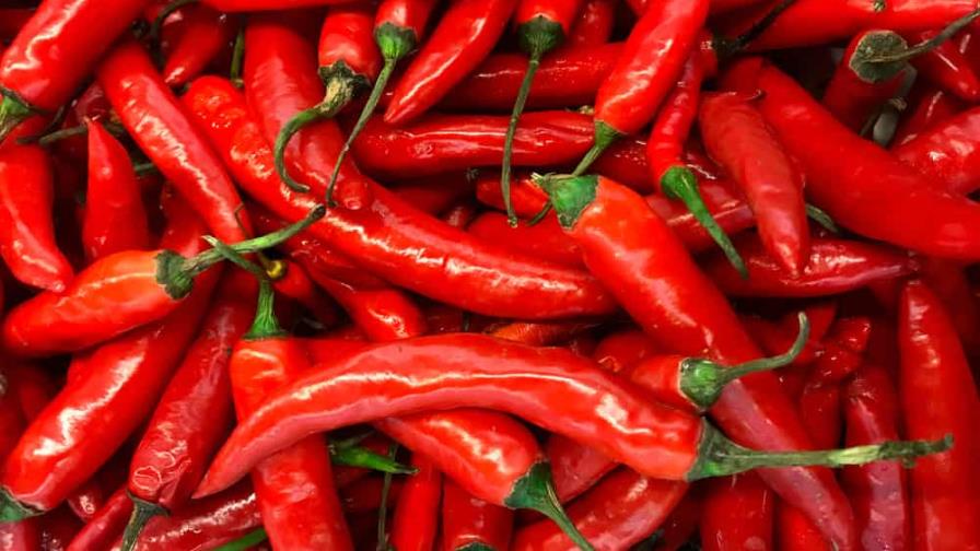 Hombre se comió tres ejemplares de los chiles más picantes en nueve segundos Hombre se comió tres ejemplares de los chiles más picantes en nueve segundos