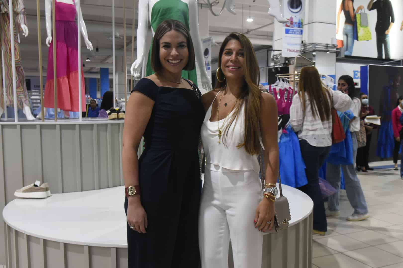 Rosa Lía Mejía y Ginna Fernández. 