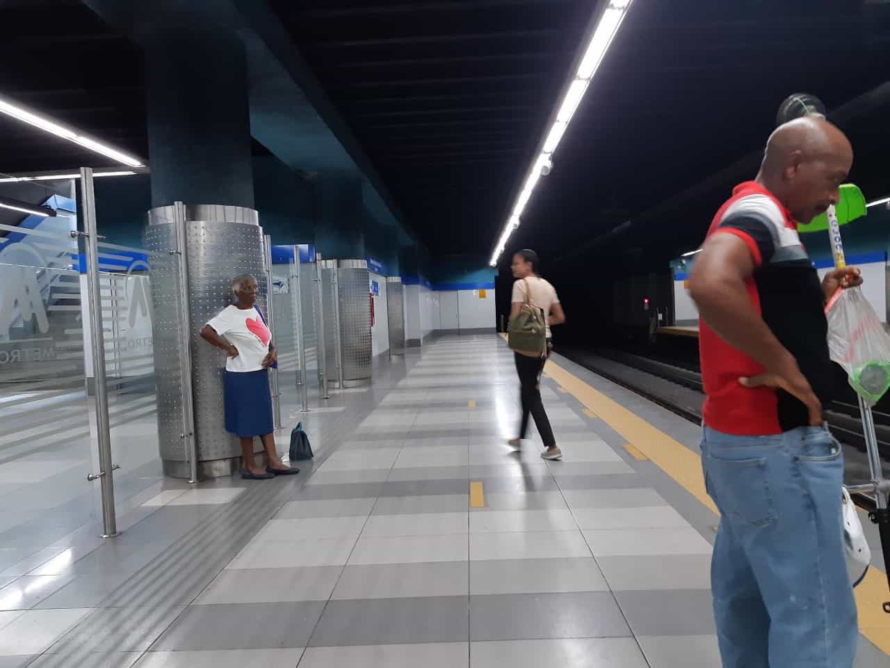La estación Peña Batlle presenta suciedad en las columnas centrales.