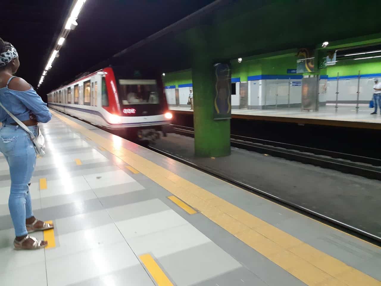 Otra estación en la que se observa suciedad es en Los Tainos.