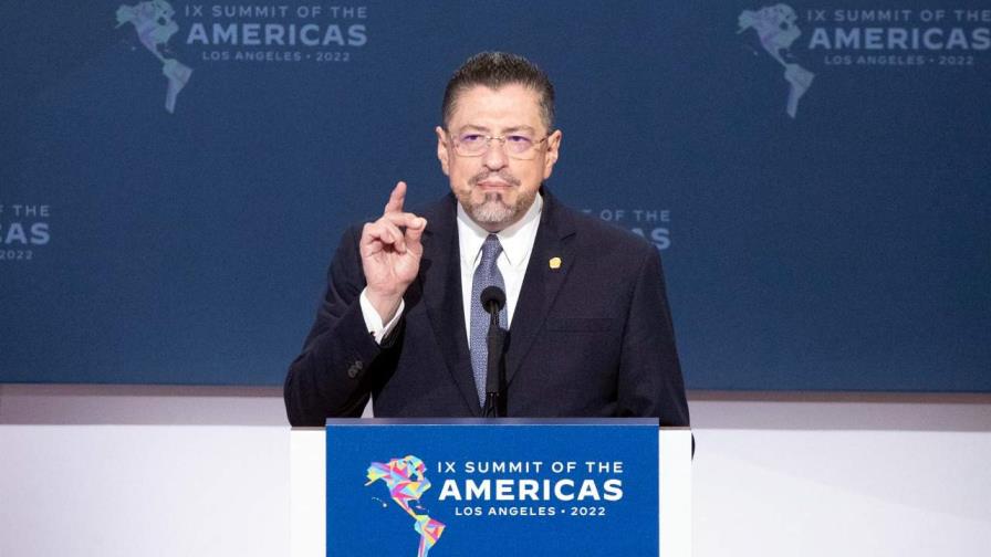 Presidente Chaves sube el salario a ministros en Costa Rica y dice que es lo correcto Presidente Chaves sube el salario a ministros en Costa Rica y dice que es lo correcto