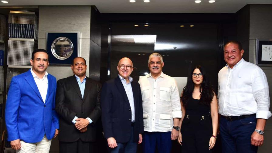 Francisco Domínguez Brito y Miguel Vargas sostienen reunión