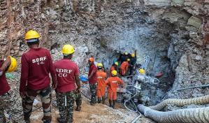 Rescatan con vida a niño atrapado en un pozo por más de 100 horas en India