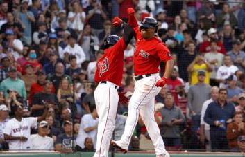 Video|Rafael Devers la saca por cuarto partido consecutivo en la victoria de los Medias Rojas