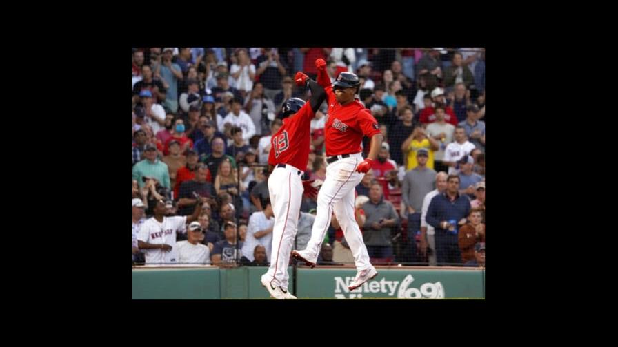 Video|Rafael Devers la saca por cuarto partido consecutivo en la victoria de los Medias Rojas