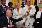 Ante la ofensiva conservadora, Biden apoya a la comunidad LGBT+ en la Casa Blanca