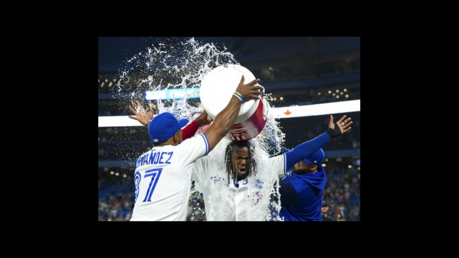 Video|Guerrero Jr.dispara jonrón; y da triunfo a Azulejos en la 10ma