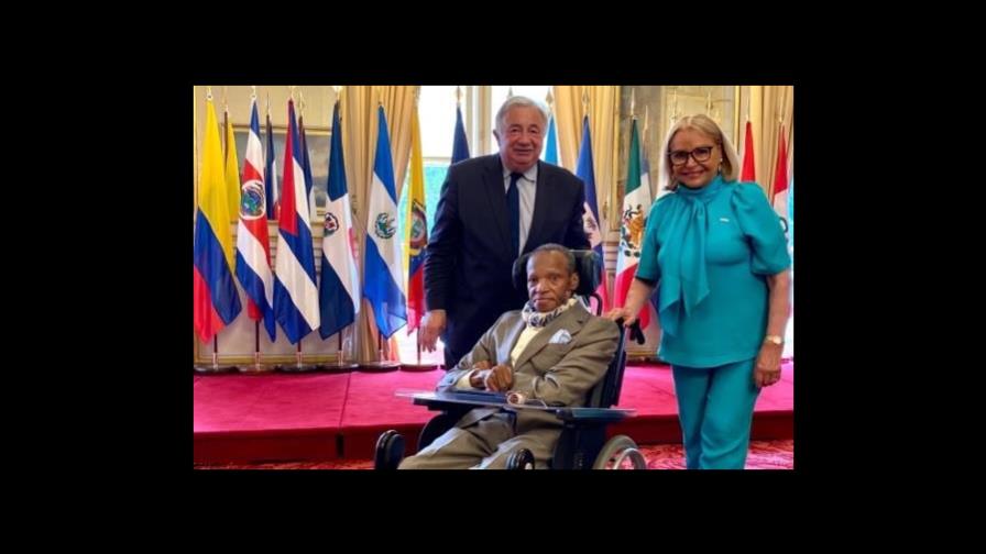 Senado de Francia entrega medalla de reconocimiento al artista plástico dominicano Vicente Pimentel