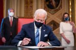 Biden firma una ley para descongestionar los puertos de Estados Unidos