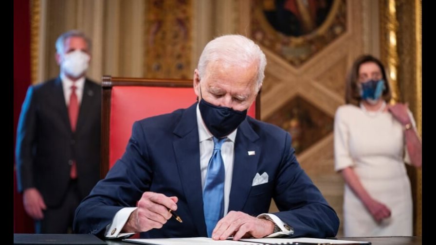 Biden firma una ley para descongestionar los puertos de Estados Unidos Biden firma una ley para descongestionar los puertos de Estados Unidos