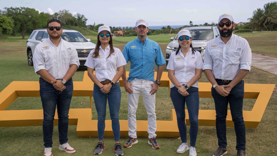 Golfistas del torneo de la AMCHAMDR conocen la nueva Chevrolet Traverse