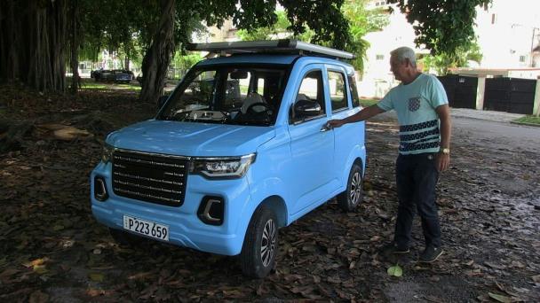 Carros eléctricos empiezan a desplazar a los viejos automóviles americanos en Cuba