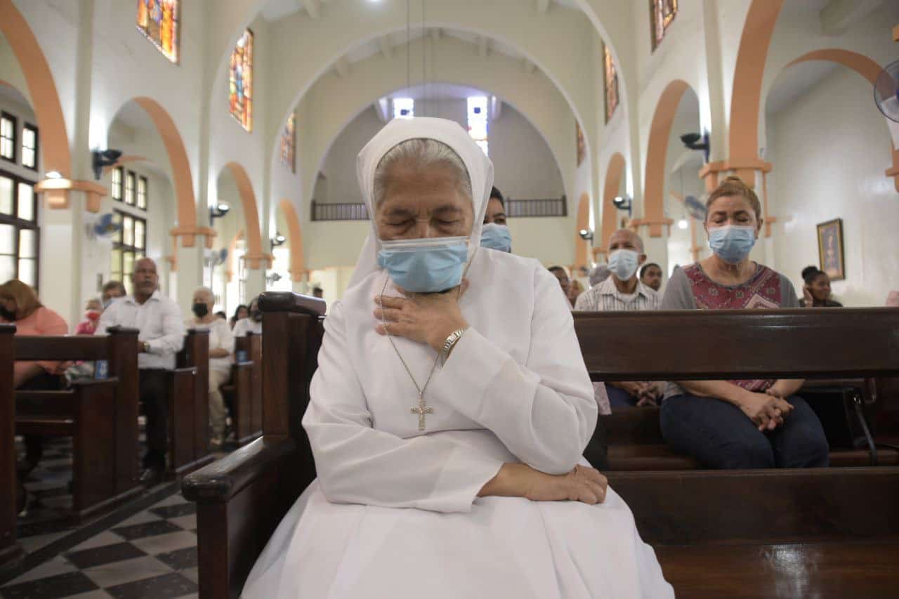 Personas asisten a la solemne misa de Corpus Christi en la Iglesia del Carmen este jueves 16 de junio de 2022.