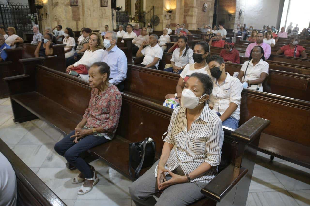 Personas asisten a la solemne misa de Corpus Christi en la Iglesia de Las Mercedes este jueves 16 de junio de 2022.